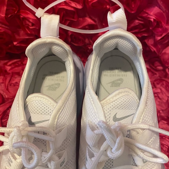 Nike Air Max Axis Sneaker - Picture 4 of 7